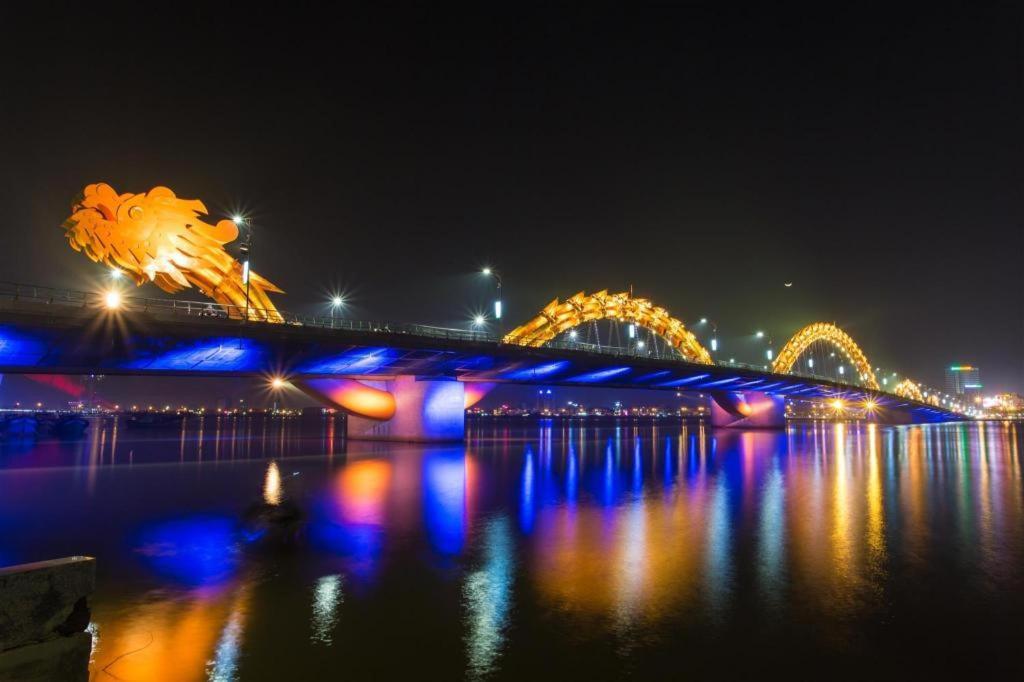Moonlight & - Center, High Floor, Great Location & Romantic River View & Dragon Bridge View Отель Дананг