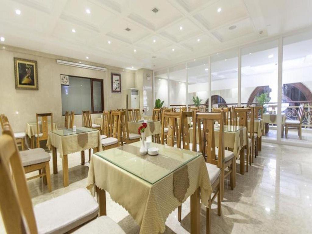 Отель Moonlight & - Center, High Floor, Great Location & Romantic River View & Dragon Bridge View 4*