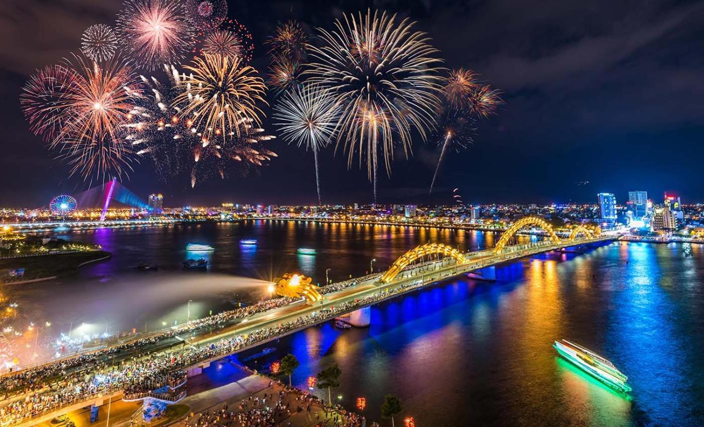 Отель Moonlight & - Center, High Floor, Great Location & Romantic River View & Dragon Bridge View