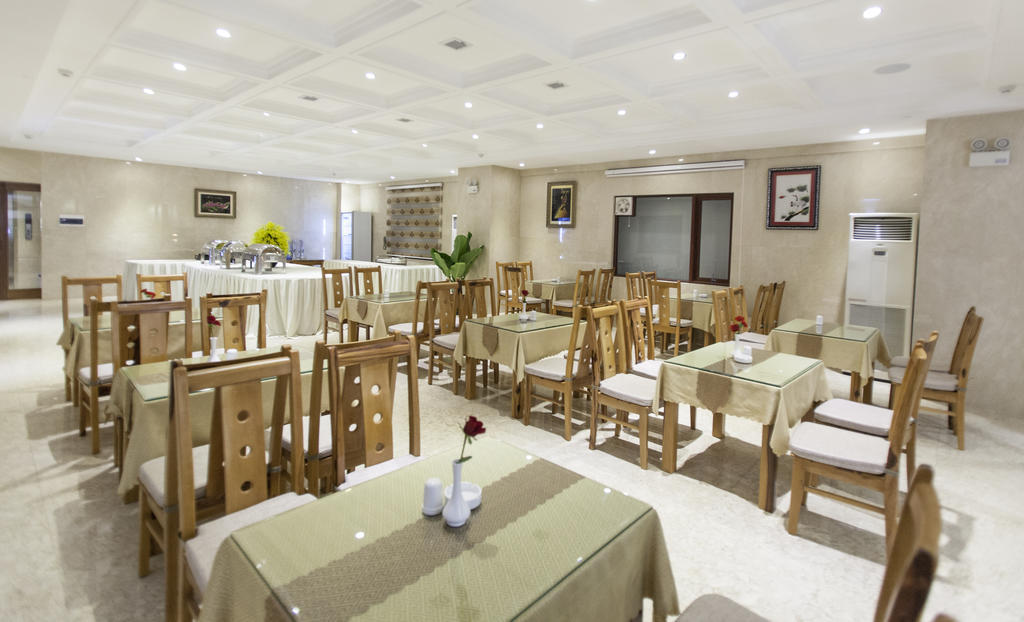 Отель Moonlight & - Center, High Floor, Great Location & Romantic River View & Dragon Bridge View 4*