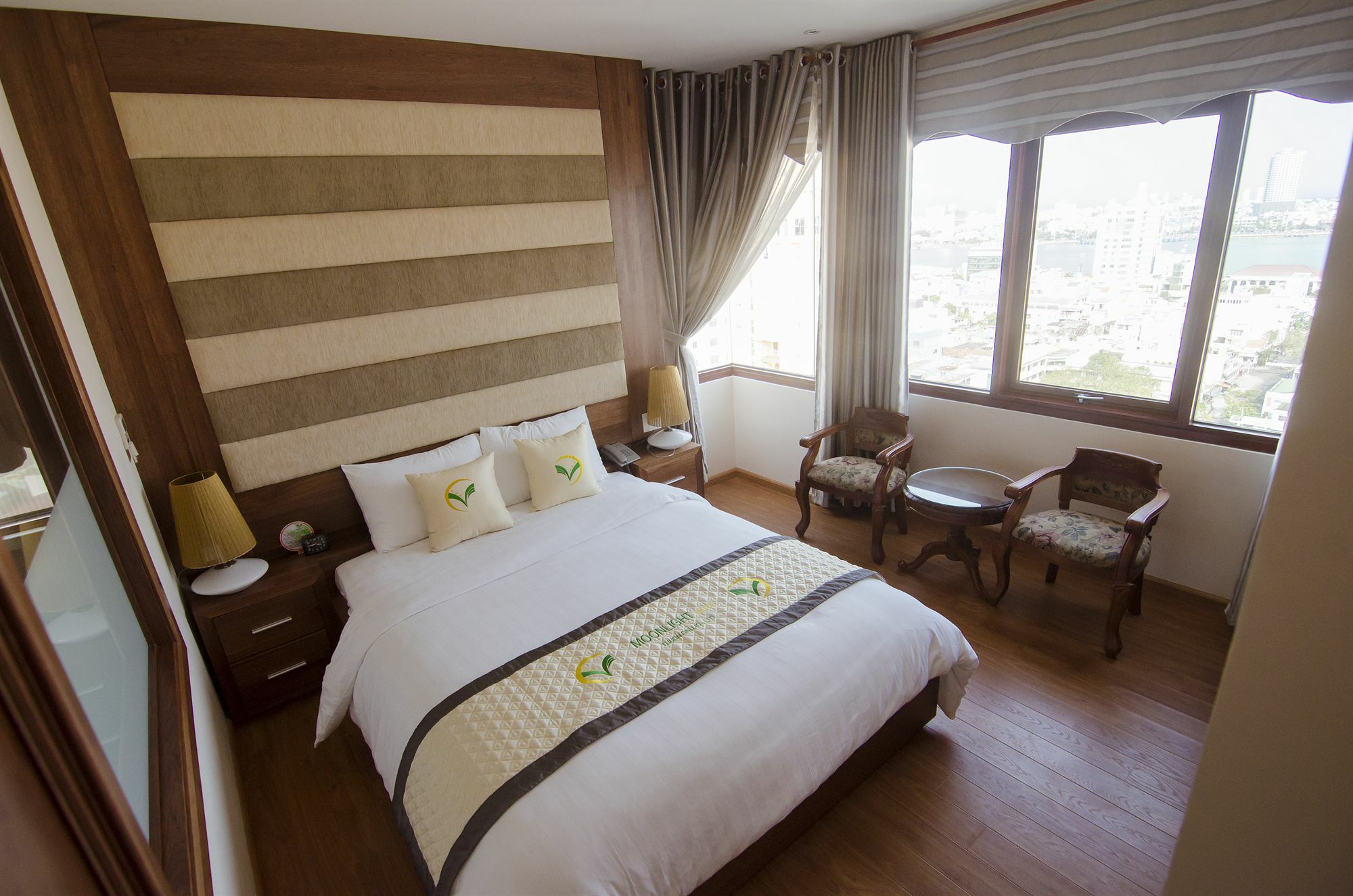 Отель Moonlight & - Center, High Floor, Great Location & Romantic River View & Dragon Bridge View Дананг
