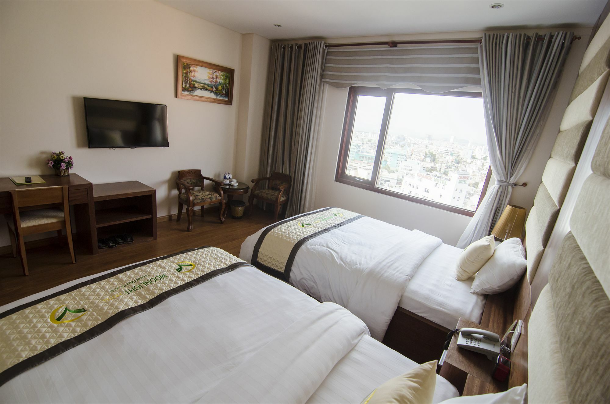 Отель Moonlight & - Center, High Floor, Great Location & Romantic River View & Dragon Bridge View
