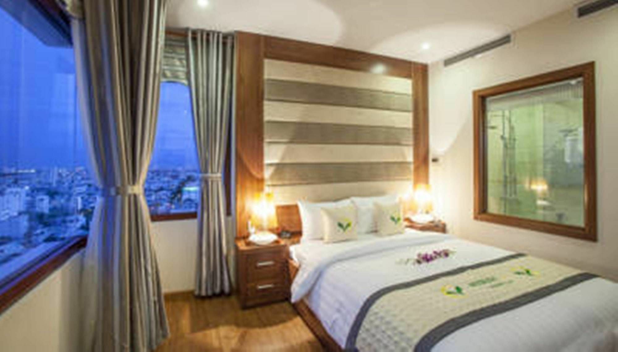 Отель Moonlight & - Center, High Floor, Great Location & Romantic River View & Dragon Bridge View 4*